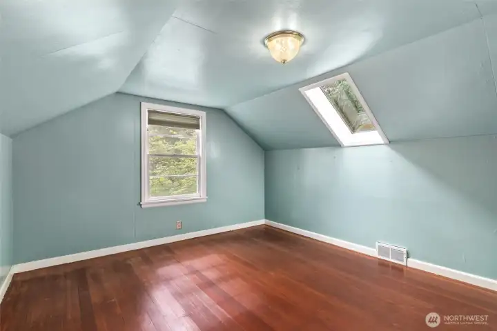 Upper bonus room/office Upper bonus room/office