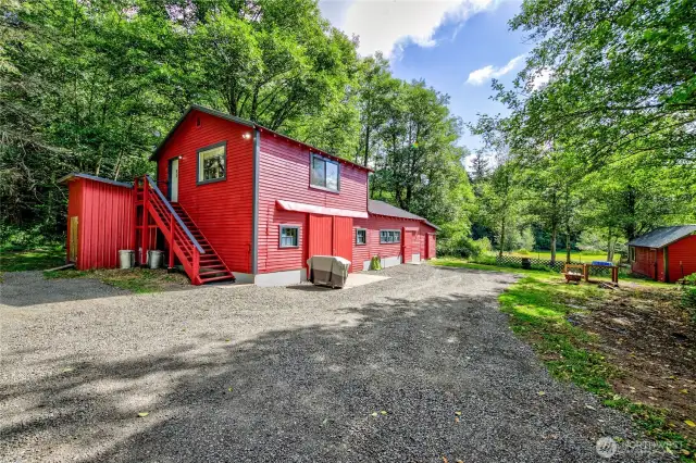 Lots of parking and storage here - private and away from the road