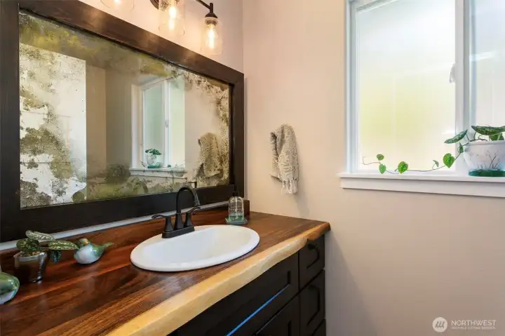 Custom Powder Room Downstairs close to kitchen/Bonus