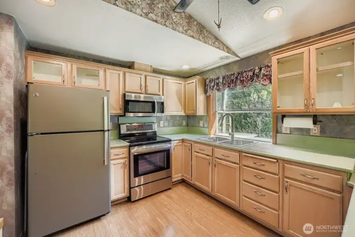 This kitchen also has vaulted ceilings, plenty of cupoard and conter space with newer ss appliances.