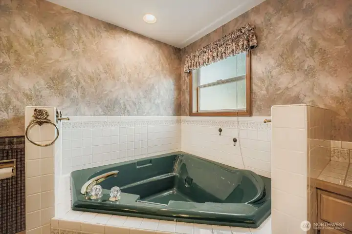 Nice big soaking tub in t he primary bathroom.