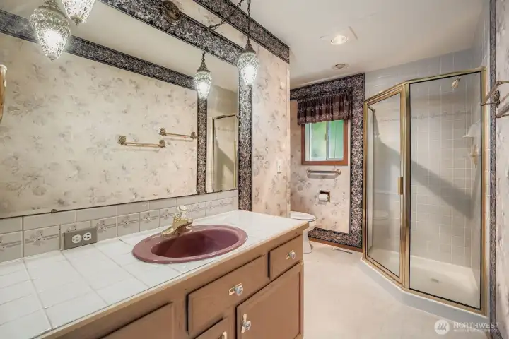 Main bathroom with walk in shower.
