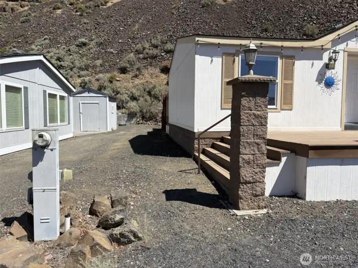 Side area to the left