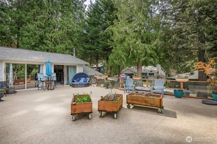 This 800 sqft deck has plenty of room for all your outdoor entertaining. With the wall of sliders bringing the outside in, you could really throw a great gathering anytime!