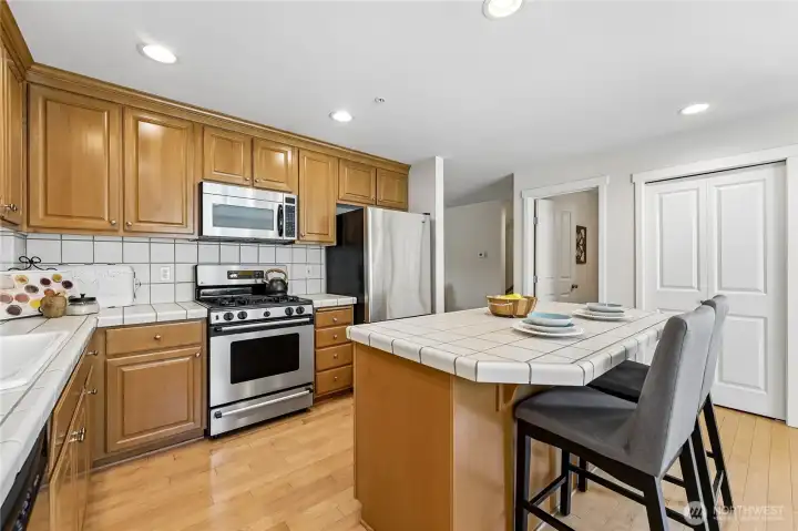 Gas cooktop & hardwood floors in your kitchen & dining area