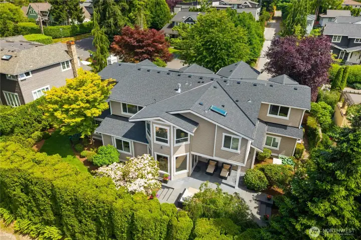 Lake Washington and waterfront parks just a few blocks away! Lake Washington and waterfront parks just a few blocks away!