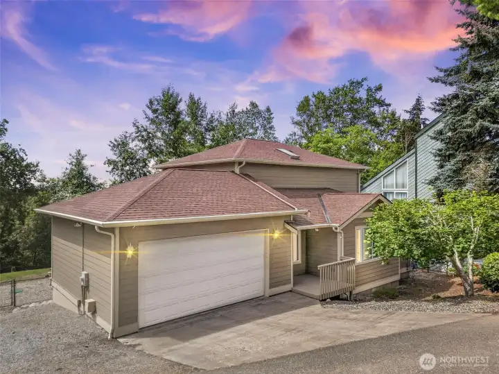Beautiful move in ready 3 bed 2.5 bath home. Beautiful move in ready 3 bed 2.5 bath home.