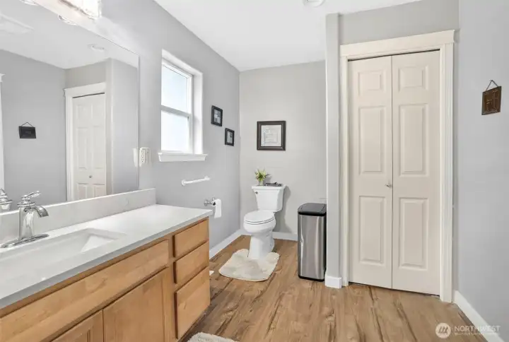 Primary bathroom fully updated with modern finishes. Primary bathroom fully updated with modern finishes.