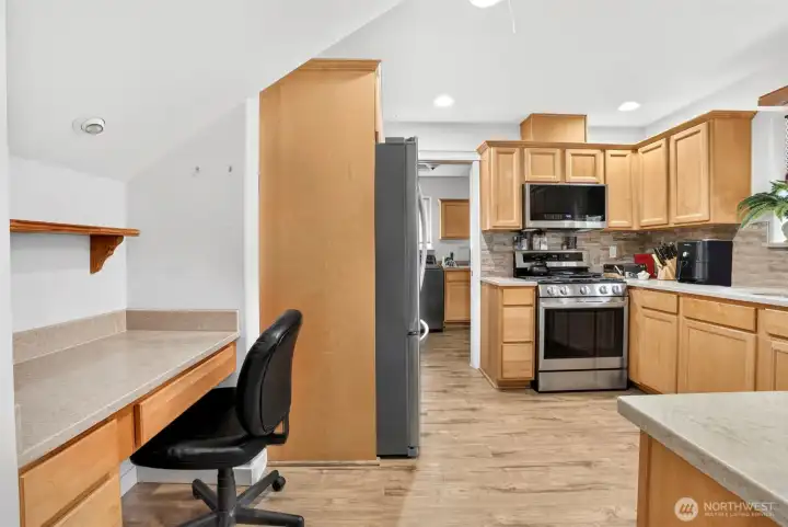 Kitchen has built in office on the left, quartz countertops, stainless steel appliances. Kitchen has built in office on the left, quartz countertops, stainless steel appliances.