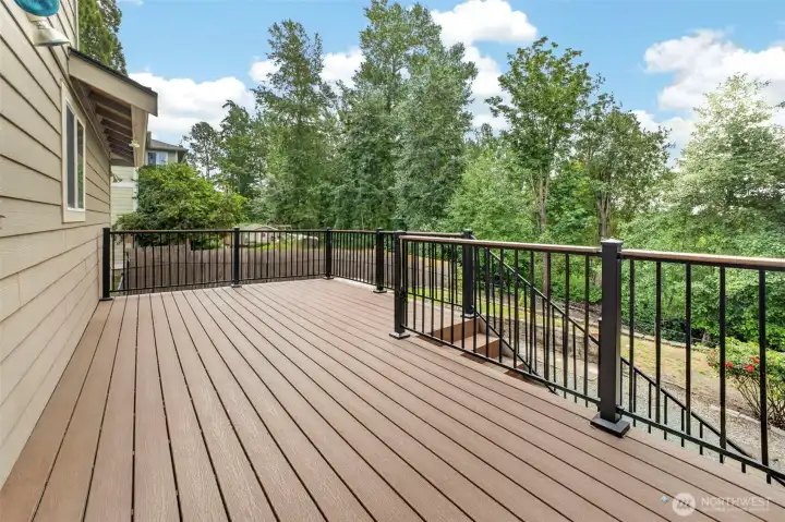 Back deck and view of the greenbelt. Back deck and view of the greenbelt.