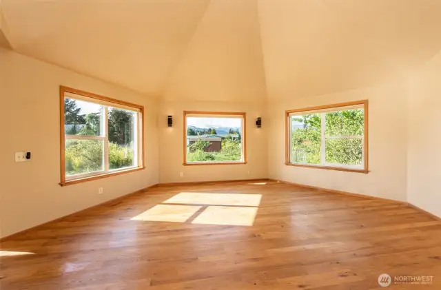 Vaulted Ceiling with Picture Windows & Mtn Views