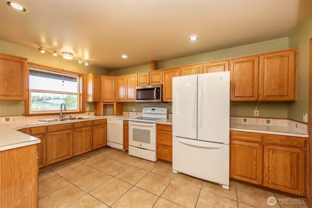 Kitchen w/ Tile Floor
