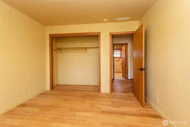 Closet in Guest Bed 02