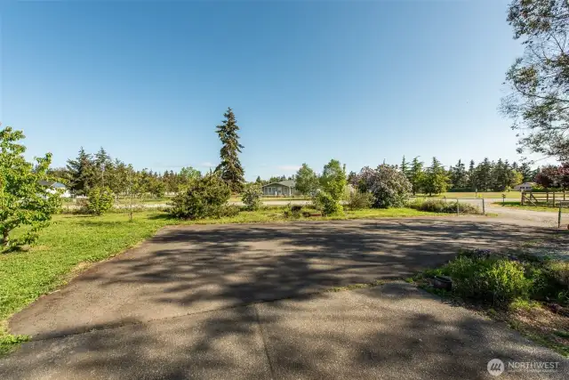 Driveway has loads of space!