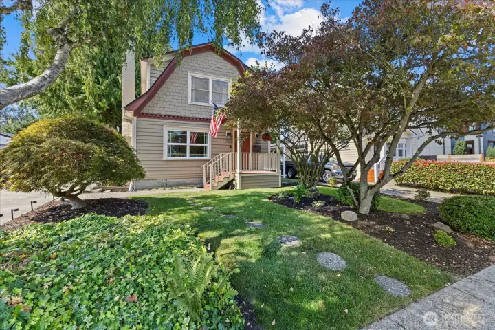 Classic Dutch Colonial charm just 2 blocks from Alki Beach!