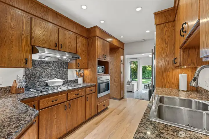 A chef’s dream with plenty of prep space and granite countertops!