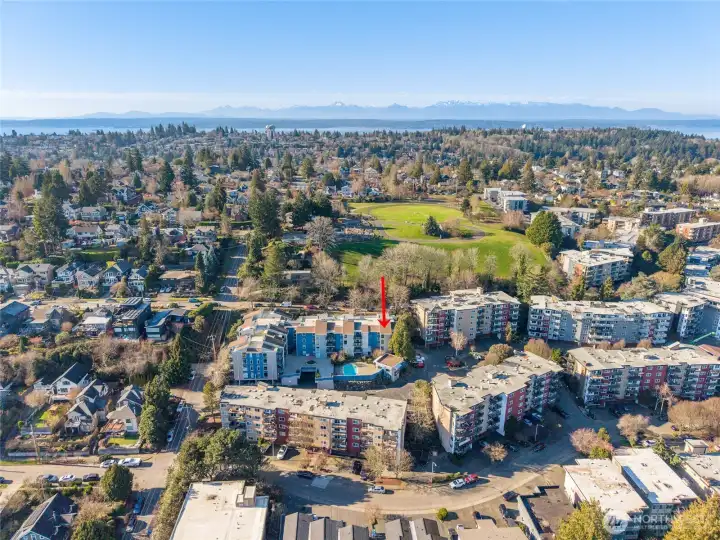 Great location just west of Magnolia Manor Park. Convenient to Magnolia Village, Discovery Park, & Ballard Locks.