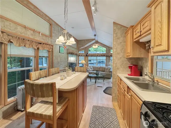 Kitchen & dining area