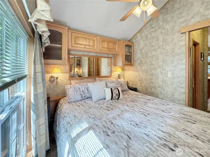 Primary bedroom w/built-ins