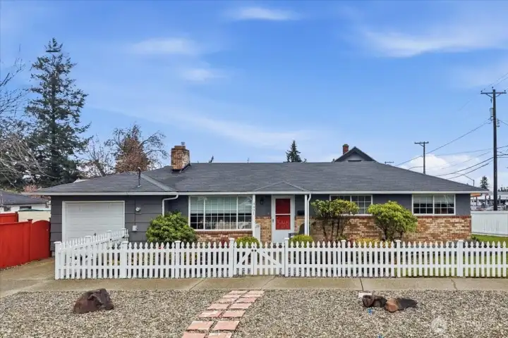 Welcome to this charming rambler featuring 3 bedrooms 1.5 baths located in the Proctor community of North Tacoma.