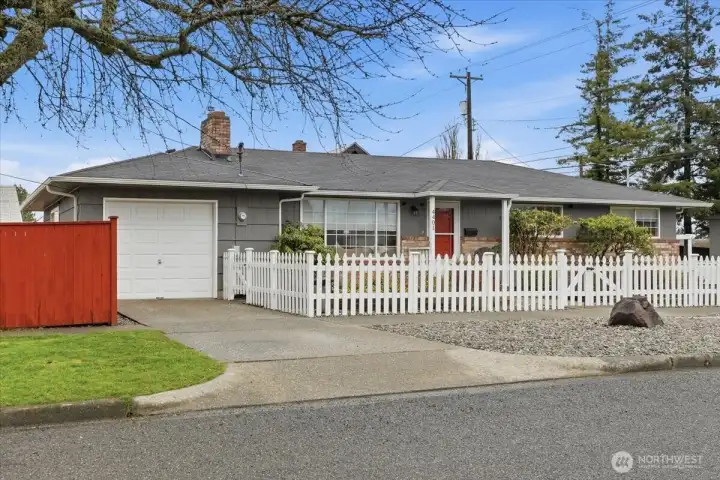 This lovely home is just waiting for you, close to freeways, shopping, schools, parks and more. Excellent walkability, this location is highly desirable with the perfect blend of convenience and lifestyle.