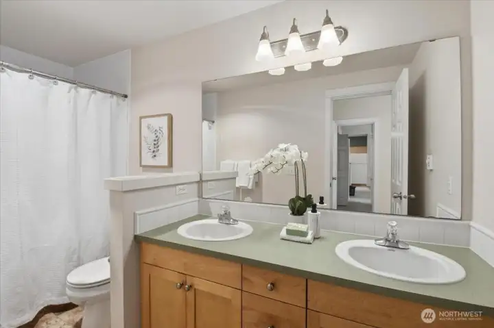 Primary Bathroom en suite