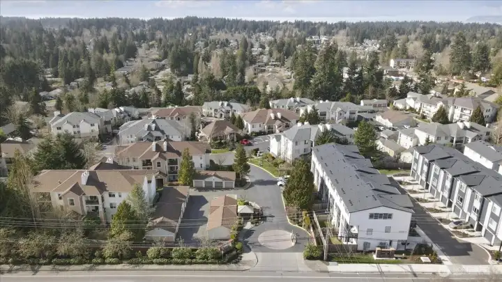 Close to Meadowdale Beach Park, Alderwood Mall and the Light rail