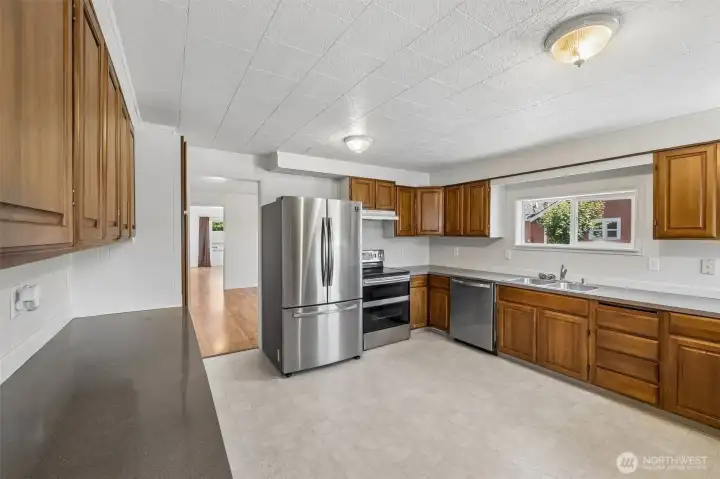Big kitchen with lots of storage