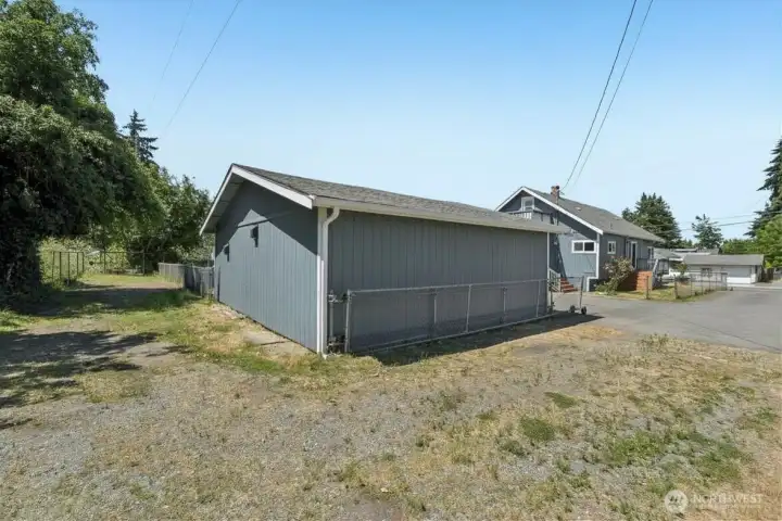 Detached garage
