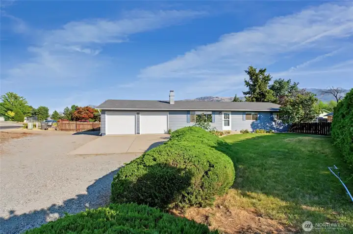 Spacious lot - plenty of parking Spacious lot - plenty of parking