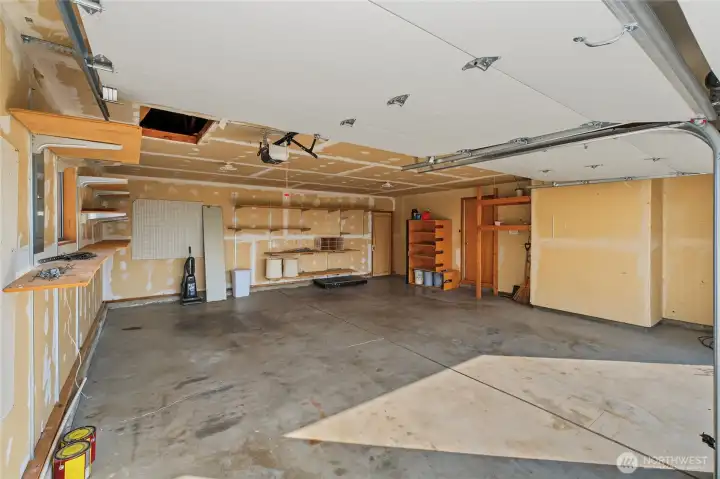 Spacious garage Spacious garage