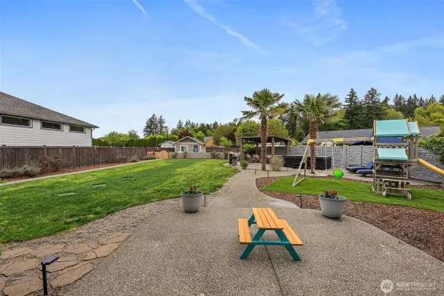Backyard oasis w/ guest house in the back