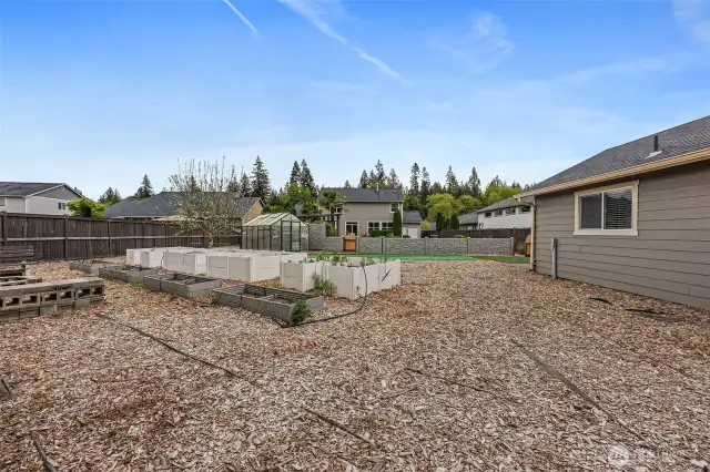 Raised beds, firepit & Greenhouse in guest house yard