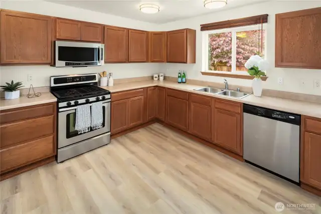 Whirlpool 5-burner gas oven (2018)   Samsung microwave (2019)   Samsung French door refrigerator with ice maker and water filter.    Whirlpool dishwasher - all kitchen appliances will remain
