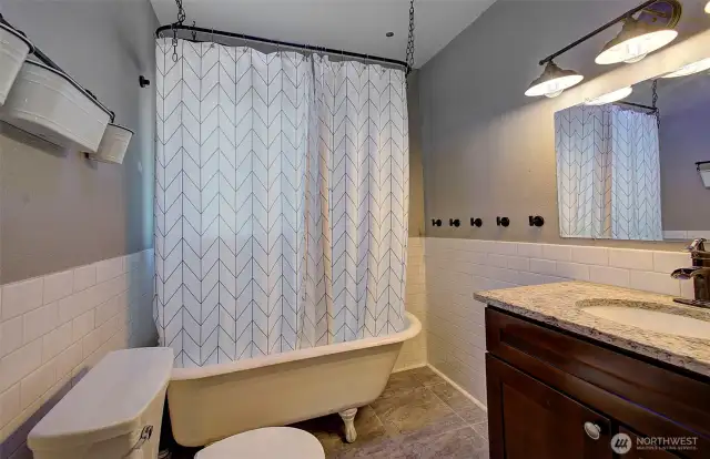Bearclaw tub/shower