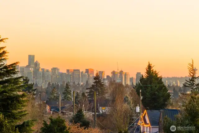 Fantastic location near Greenlake and Northgate - close to the lightrail and easy commute to downtown and beyond!