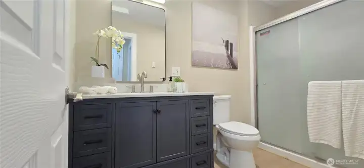 Main Home: Modern Bath