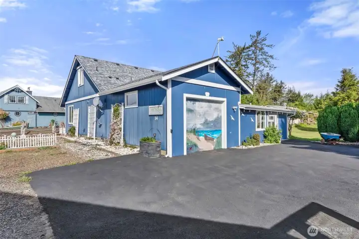 attached 1 car garage