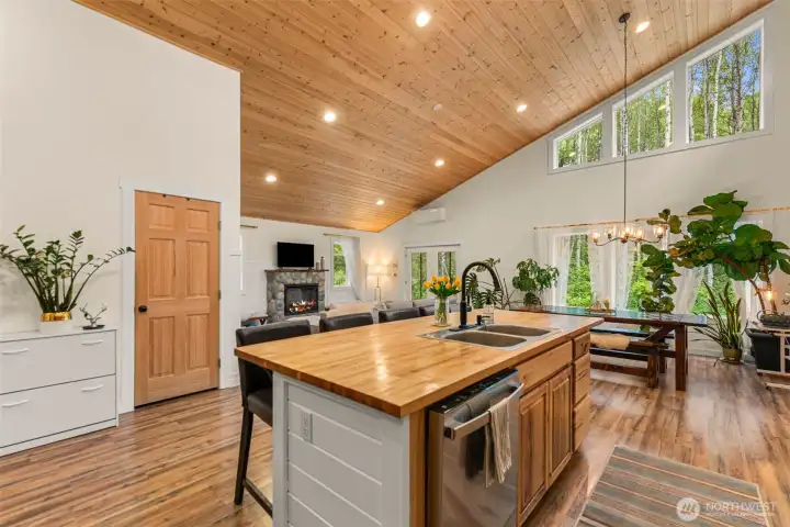 Warm wood finishes, rich flooring, and a handcrafted timber dining table create a refined mountain-modern aestheti