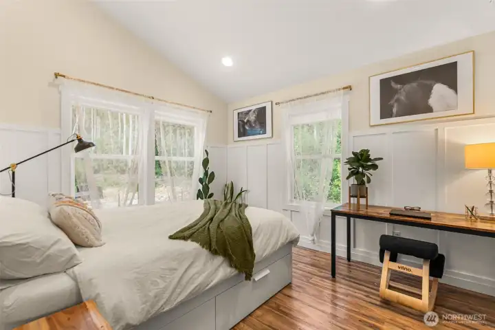 The flexible layout of the 3rd bedroom easily accommodates both restful retreat and workspace functionality, offering comfort, simplicity, and versatility within the tranquil woodland setting.