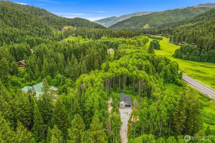 Close proximity to Stevens Pass, Lake Wenatchee and short drive down Tumwater Canyon to Leavenworth