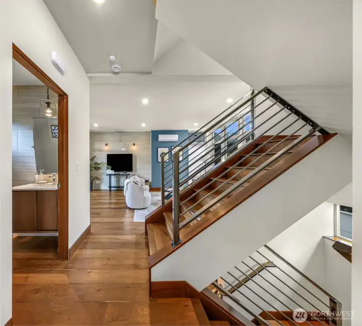 Excellent layout with divided spaces, but still open Excellent layout with divided spaces, but still open