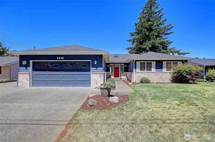 Welcome home to your beautiful rambler located in Camaloch!