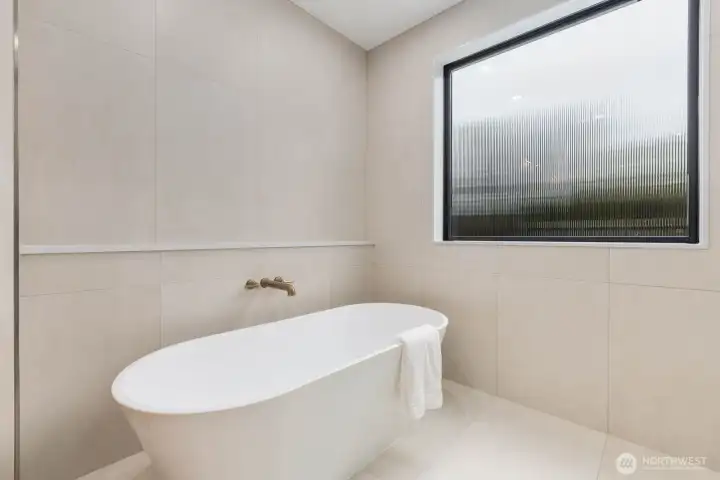 Master Suite Soaking Tub