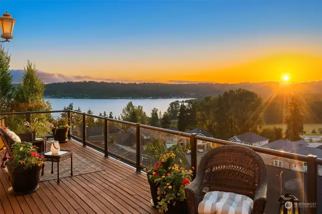 Stunning Sunrise Views of Lake Sammamish and The Cascade Mountains