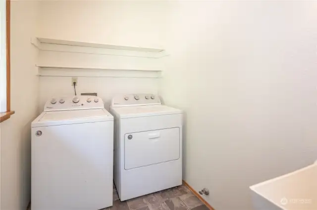 Laundry room w/ laundry sink