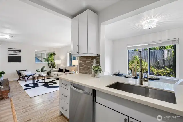 Quartz Countertop and Single Bowl Stainless Steel Kitchen Sink