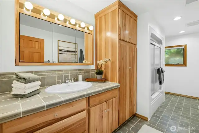 Hallway bathroom with tub/shower