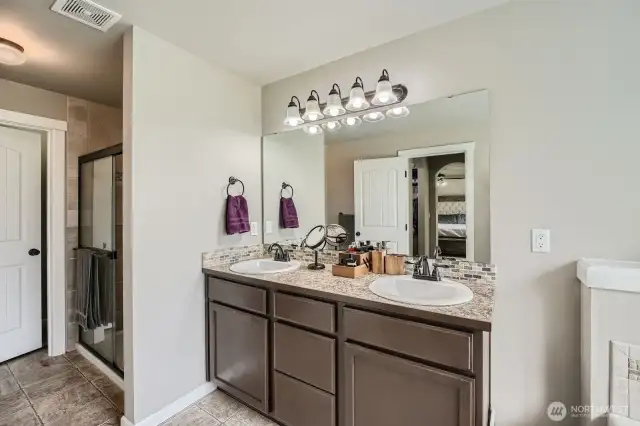 Primary bedroom bathroom
