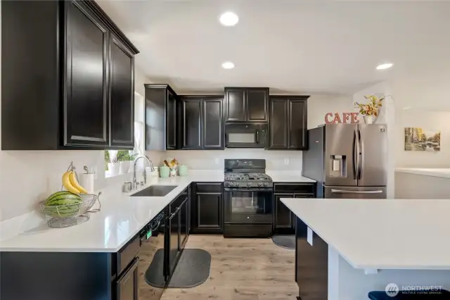 Lots of cabinet space in the kitchen